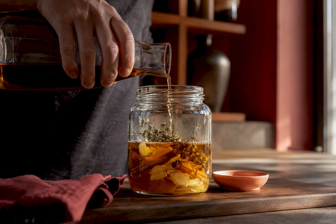 Amateurs : choisir un rhum au miel et macérer 4–8 semaines