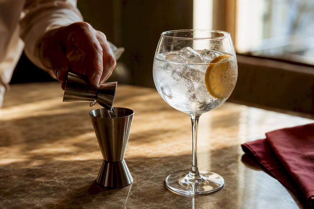 155–170 kcal : estimez les calories d’un gin tonic chez vous