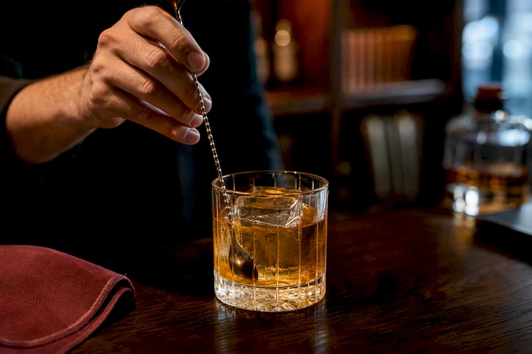 Cocktail au rhum et miel, soigneusement remué