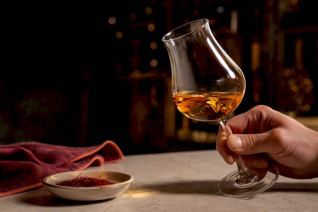 Verre de liqueur au safran à la dégustation