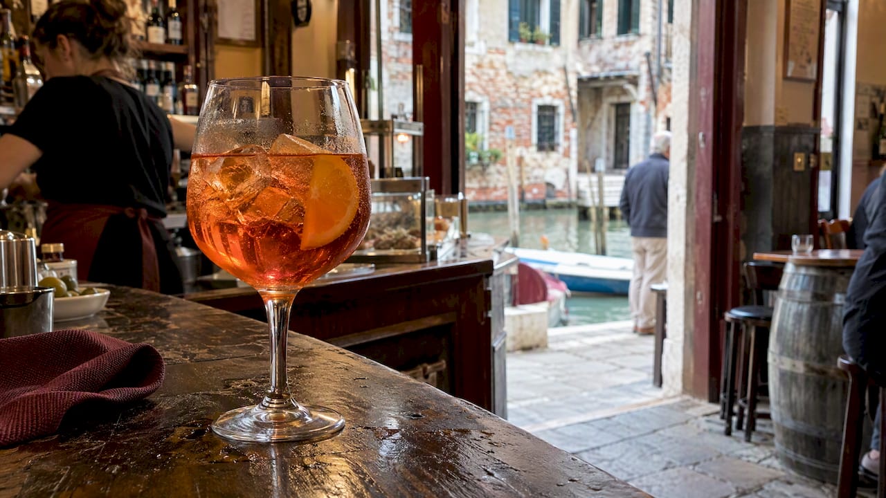 L&rsquo;histoire du spritz : origine vénitienne et évolution d&rsquo;un classique